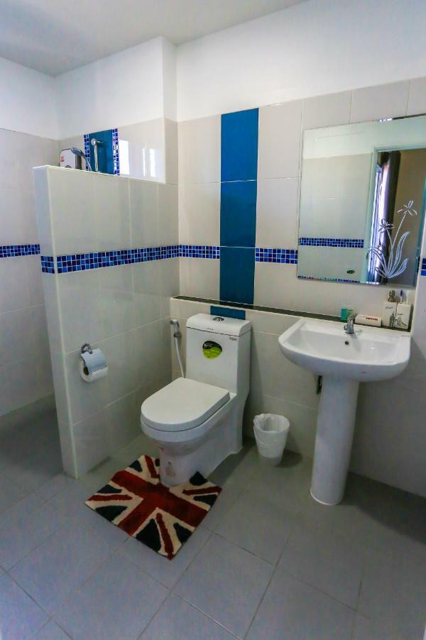 Tempo Plus Apartment Mae Sot Esterno foto